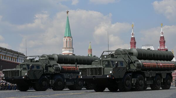 Транспортно-пусковые установки зенитного ракетного комплекса С-400 Триумф на генеральной репетиции военного парада на Красной площади Транспортно-пусковые установки зенитного ракетного комплекса С-400 Триумф на генеральной репетиции военного парада на Красной площади