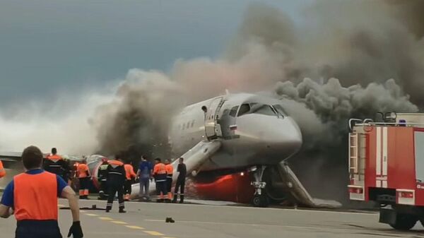 Стоп-кадр видео горящего самолета компании Аэрофлот Sukhoi Superjet-100 в Шереметьево Стоп-кадр видео горящего самолета компании Аэрофлот Sukhoi Superjet-100 в Шереметьево