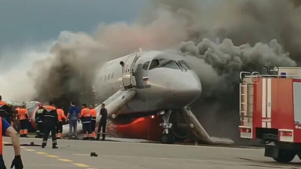 Стоп-кадр видео горящего самолета компании Аэрофлот Sukhoi Superjet 100 в Шереметьево Стоп-кадр видео горящего самолета компании Аэрофлот Sukhoi Superjet 100 в Шереметьево