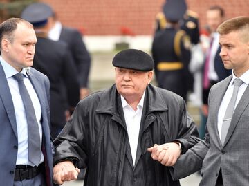 Экс-президент СССР Михаил Горбачев перед началом военного парада, посвящённого 74-й годовщине Победы в Великой Отечественной войне Экс-президент СССР Михаил Горбачев перед началом военного парада, посвящённого 74-й годовщине Победы в Великой Отечественной войне