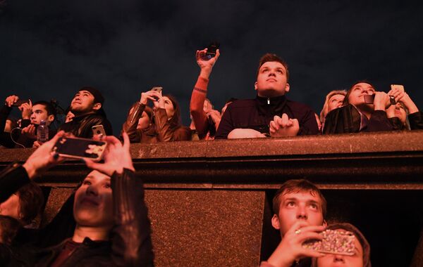 Москвичи и гости столицы смотрят праздничный салют в честь Дня Победы в Москве на Воробьевых горах Москвичи и гости столицы смотрят праздничный салют в честь Дня Победы в Москве на Воробьевых горах