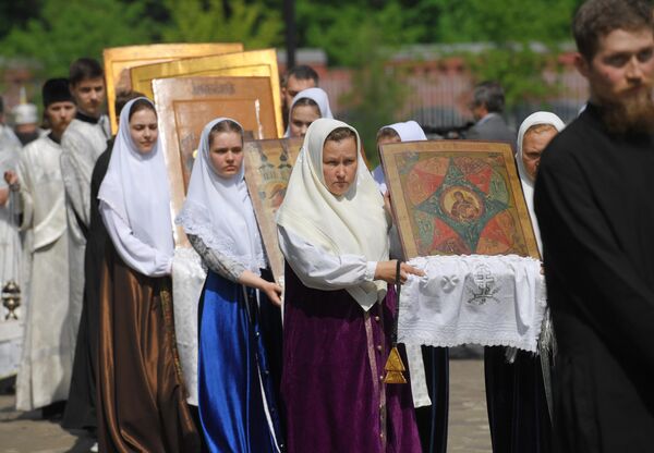 Прихожане с иконами во время крестного хода в духовном центре старообрядчества Рогожская слобода в Москве Прихожане с иконами во время крестного хода в духовном центре старообрядчества Рогожская слобода в Москве