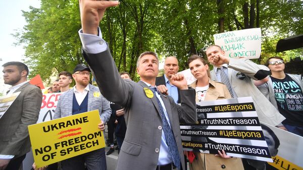 Депутат Государственной Думы РФ Евгений Ревенко и телеведущая Ольга Скабеева во время акции в поддержку Кирилла Вышинского у здания посольства Украины в Москве Депутат Государственной Думы РФ Евгений Ревенко и телеведущая Ольга Скабеева во время акции в поддержку Кирилла Вышинского у здания посольства Украины в Москве