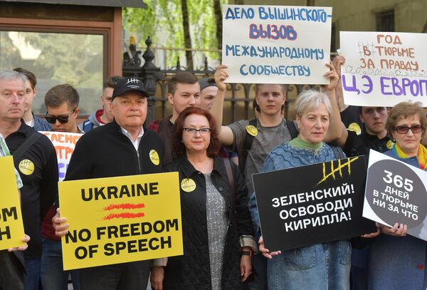 Генеральный директор МИА Россия сегодня Дмитрий Киселев во время акции в поддержку Кирилла Вышинского у здания посольства Украины в Москве Генеральный директор МИА Россия сегодня Дмитрий Киселев во время акции в поддержку Кирилла Вышинского у здания посольства Украины в Москве