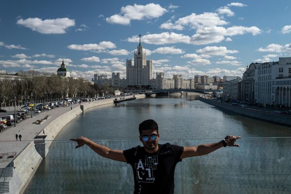 Мужчина фотографируется на Парящем мосту в парке Зарядье в Москве Мужчина фотографируется на Парящем мосту в парке Зарядье в Москве