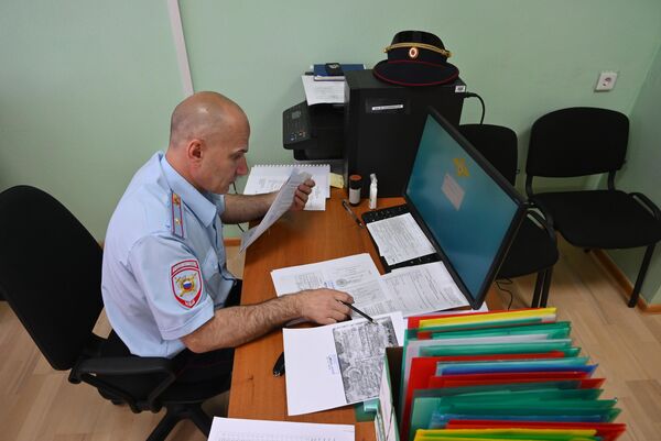 Сотрудник полиции в центре выдачи российских паспортов жителям ДНР и ЛНР в городе Новошахтинск Ростовской области 