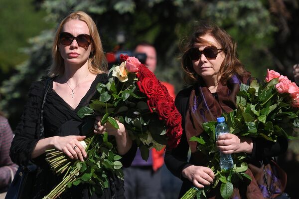 Дочь журналиста, главного редактора радиостанции Говорит Москва Сергея Доренко Екатерина (слева) идет на церемонию прощания с С. Доренко Дочь журналиста, главного редактора радиостанции Говорит Москва Сергея Доренко Екатерина (слева) идет на церемонию прощания с С. Доренко