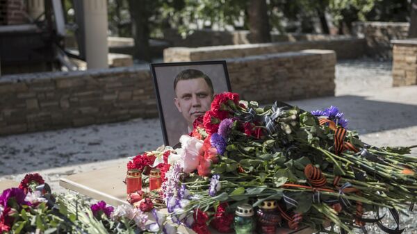 Портрет Александра Захарченко и цветы у здания кафе Сепар в Донецке Портрет Александра Захарченко и цветы у здания кафе Сепар в Донецке