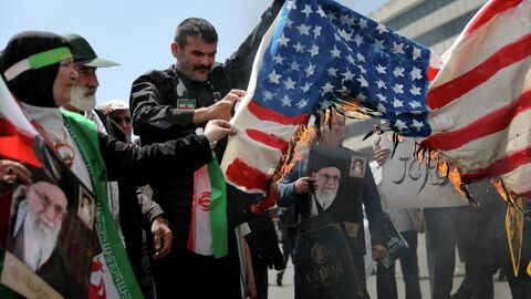 Иранцы сжигают флаг США в Тегеране. 10 мая 2019 Иранцы сжигают флаг США в Тегеране. 10 мая 2019