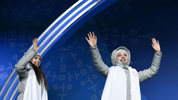 Российские фигуристки Евгения Медведева (справа) и Алина Загитова, завоевавшие серебряные медали в командных соревнованиях по фигурному катанию на XXIII зимних Олимпийских играх, во время церемонии награждения.