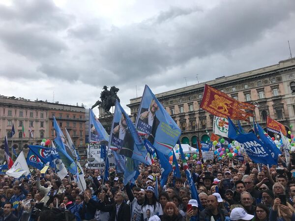 Участники и сторонники партии Лига во время акции протеста в Милане в Италии Участники и сторонники партии Лига во время акции протеста в Милане в Италии