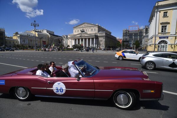Участники в автомобиле Cadillac Eldorado 1978 года выпуска принимают участие в ралли классических ретро-автомобилей в Москве Участники в автомобиле Cadillac Eldorado 1978 года выпуска принимают участие в ралли классических ретро-автомобилей в Москве