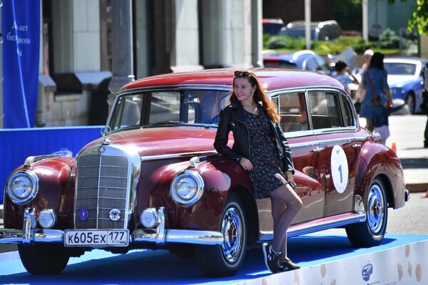 Девушка у автомобиля Mercedes Benz Type 300 Mercedes W186, который принимает участие в ралли классических ретро-автомобилей в Москве Девушка у автомобиля Mercedes Benz Type 300 Mercedes W186, который принимает участие в ралли классических ретро-автомобилей в Москве