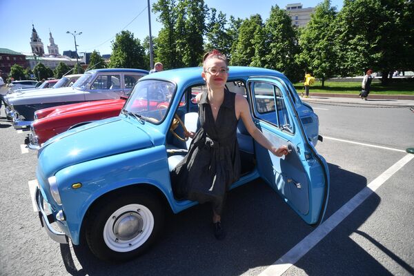 Участница в автомобиле ЗАЗ-965А (1962—1969 гг. выпуска) принимает участие в ралли классических ретро-автомобилей в Москве Участница в автомобиле ЗАЗ-965А (1962—1969 гг. выпуска) принимает участие в ралли классических ретро-автомобилей в Москве