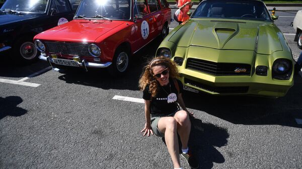Девушка у автомобиля Chevrolet Camaro Z28 (1975-1979 гг. выпуска), который принимает участие в ралли классических ретро-автомобилей в Москве Девушка у автомобиля Chevrolet Camaro Z28 (1975-1979 гг. выпуска), который принимает участие в ралли классических ретро-автомобилей в Москве