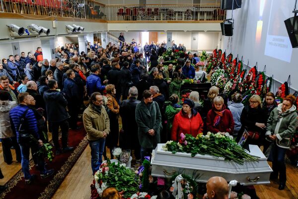 Церемония прощания с жителями Мурманской области, погибшими в катастрофе самолета компании Аэрофлот Sukhoi Superjet-100 в аэропорту Шереметьево Церемония прощания с жителями Мурманской области, погибшими в катастрофе самолета компании Аэрофлот Sukhoi Superjet-100 в аэропорту Шереметьево