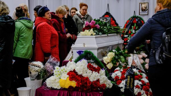 Церемония прощания с жителями Мурманской области, погибшими в катастрофе самолета компании Аэрофлот Sukhoi Superjet-100 в аэропорту Шереметьево Церемония прощания с жителями Мурманской области, погибшими в катастрофе самолета компании Аэрофлот Sukhoi Superjet-100 в аэропорту Шереметьево