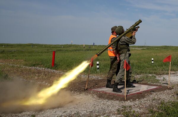 Военнослужащие во время стрельб из переносного зенитного ракетного комплекса Игла на всеармейском конкурсе Чистое небо на полигоне Ейский Учебного центра войсковой противовоздушной обороны Военнослужащие во время стрельб из переносного зенитного ракетного комплекса Игла на всеармейском конкурсе Чистое небо на полигоне Ейский Учебного центра войсковой противовоздушной обороны