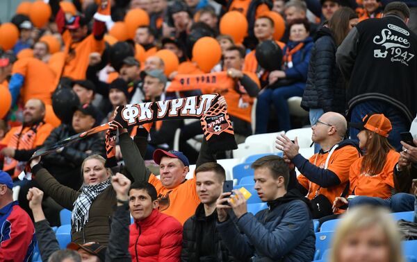 Болельщики Урала перед началом финального матча Кубка России Болельщики Урала перед началом финального матча Кубка России