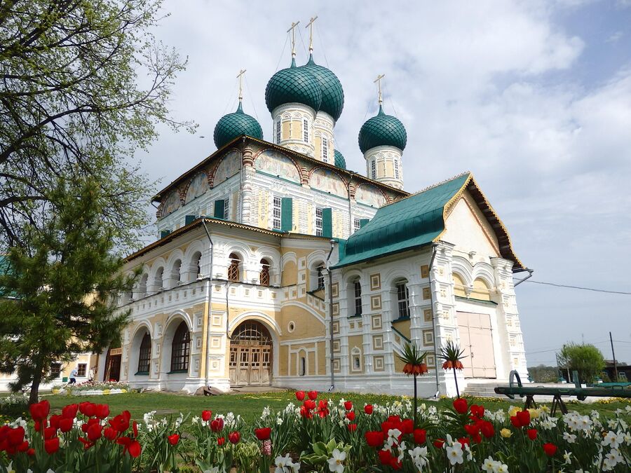 Воскресенский собор и источник Воскресенский собор и источник