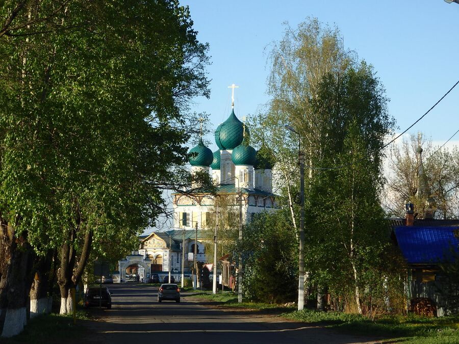 Воскресенский собор и источник Воскресенский собор и источник