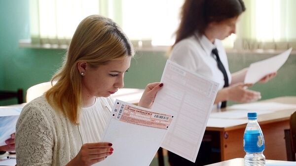 Ученики вскрывают конверты с заданиями единого государственного экзамена Ученики вскрывают конверты с заданиями единого государственного экзамена