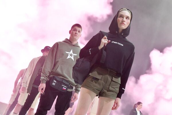 Модели демонстрируют одежду из новой коллекции компании Black Star Wear совместно с сетью магазинов Армия России Модели демонстрируют одежду из новой коллекции компании Black Star Wear совместно с сетью магазинов Армия России