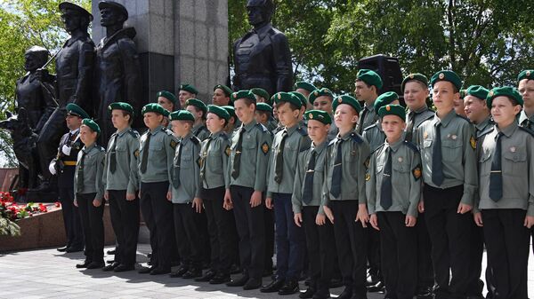 Воспитанники военно-патриотического клуба возле памятника Пограничникам, погибшим при защите границ Отечества во Владивостоке Воспитанники военно-патриотического клуба возле памятника Пограничникам, погибшим при защите границ Отечества во Владивостоке