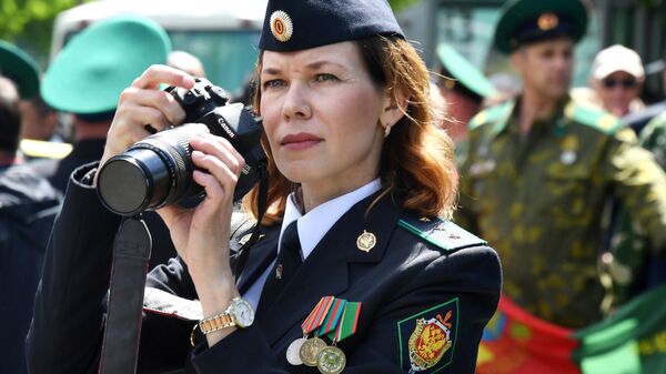 Сотрудник Пограничного управления ФСБ России по Приморскому краю во время фотографирования мероприятия возле памятника Пограничникам, погибшим при защите границ Отечества во Владивостоке Сотрудник Пограничного управления ФСБ России по Приморскому краю во время фотографирования мероприятия возле памятника Пограничникам, погибшим при защите границ Отечества во Владивостоке