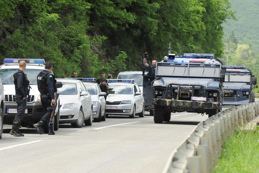 Косовская полиция на дороге возле города Зубин Поток в районе Митровицы. 28 мая 2019 Косовская полиция на дороге возле города Зубин Поток в районе Митровицы. 28 мая 2019