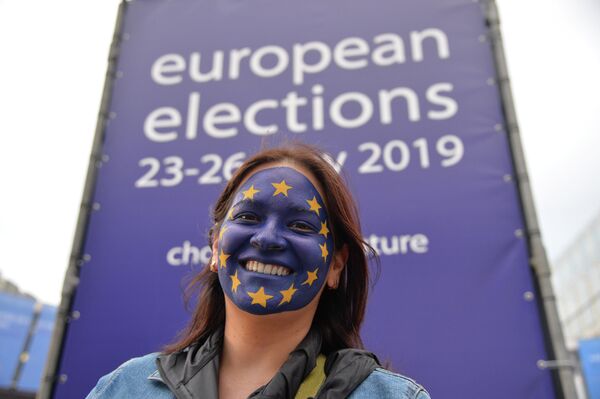 Девушка возле штаб-квартиры Европарламента в Брюсселе Девушка возле штаб-квартиры Европарламента в Брюсселе