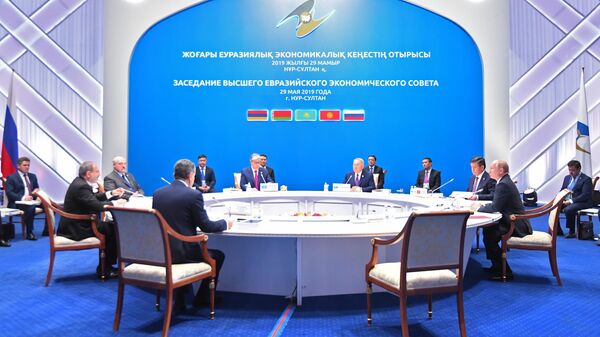 Президент РФ Владимир Путин во время заседания Высшего Евразийского экономического совета Президент РФ Владимир Путин во время заседания Высшего Евразийского экономического совета