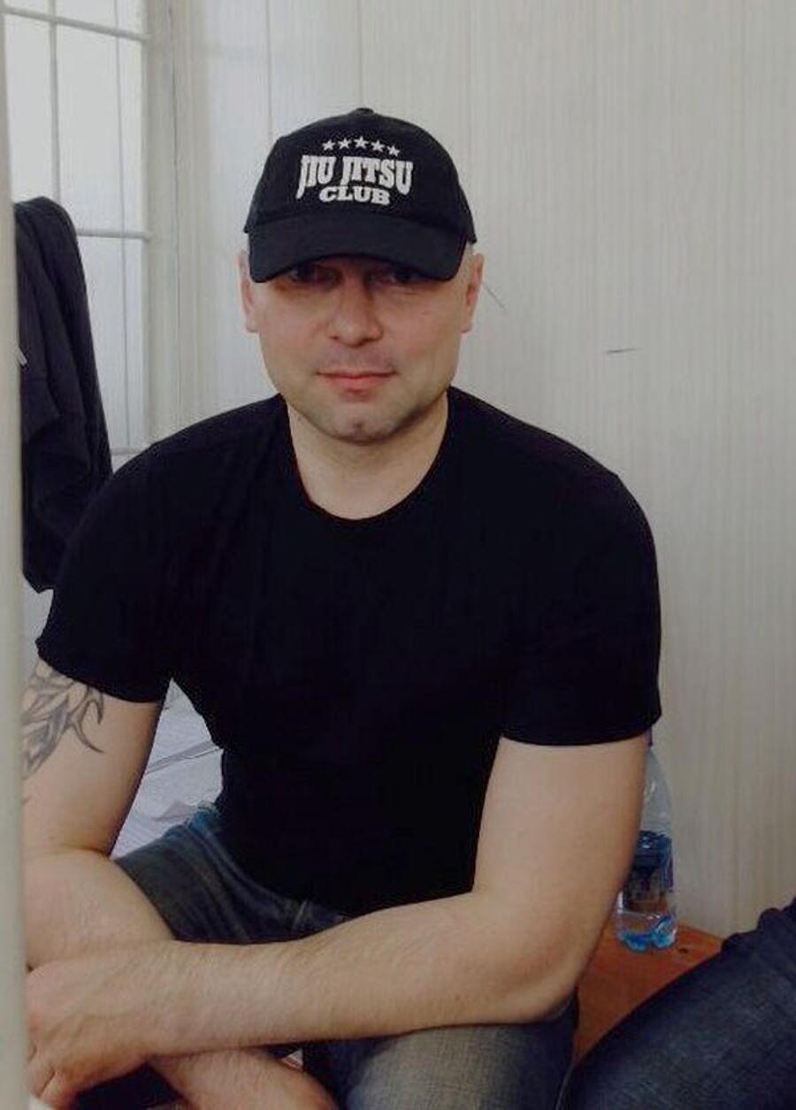 Дмитий Ведерников в зале суда. Совместных фотографий у пары нет: телефон в гостиницу при колонии проносить нельзя, а услугами местных фотографов они не пользуются Дмитий Ведерников в зале суда. Совместных фотографий у пары нет: телефон в гостиницу при колонии проносить нельзя, а услугами местных фотографов они не пользуются