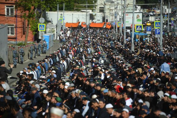 Мусульмане во время намаза в день праздника Ураза-байрам у Соборной мечети в Москве. 4 июня 2019 Мусульмане во время намаза в день праздника Ураза-байрам у Соборной мечети в Москве. 4 июня 2019