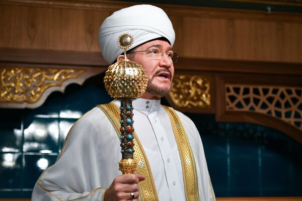 Председатель Совета муфтиев России и духовного управления мусульман РФ Муфтий шейх Равиль Гайнутдин во время намаза в день праздника Ураза-байрам в Соборной мечети в Москве. Председатель Совета муфтиев России и духовного управления мусульман РФ Муфтий шейх Равиль Гайнутдин во время намаза в день праздника Ураза-байрам в Соборной мечети в Москве.