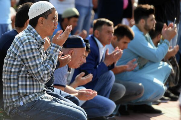 Мусульмане во время намаза в день праздника Ураза-байрам у мечети Кул-Шариф в Казани Мусульмане во время намаза в день праздника Ураза-байрам у мечети Кул-Шариф в Казани