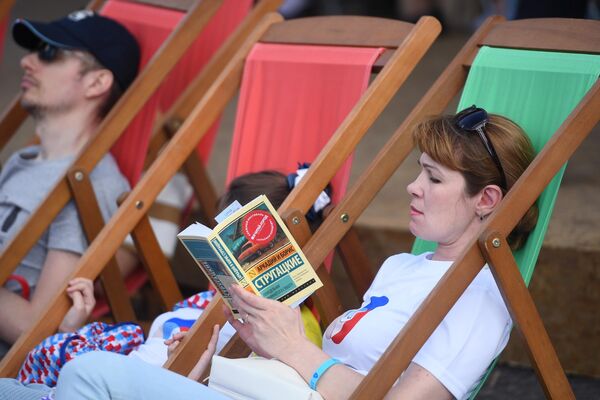 Посетители книжного фестиваля на Красной площади в Москве
Посетители книжного фестиваля на Красной площади в Москве