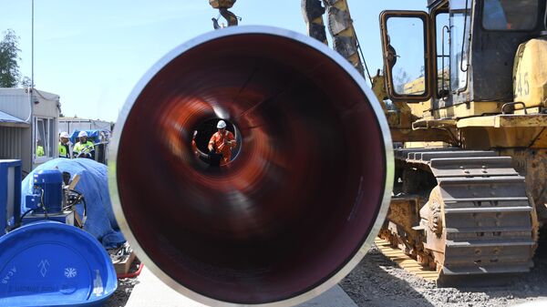 Рабочий на участке строительства газопровода Северный поток-2 в Ленинградской области Рабочий на участке строительства газопровода Северный поток-2 в Ленинградской области