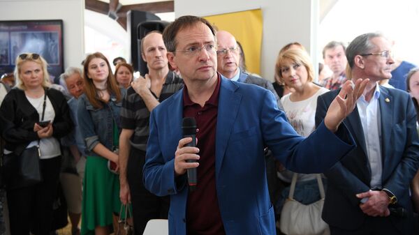 Министр культуры РФ, председатель Российского военно-исторического общества Владимир Мединский рассказывает о Мифах и реальностях исторического кино на ежегодном российском книжном фестивале на Красной площади в Москве Министр культуры РФ, председатель Российского военно-исторического общества Владимир Мединский рассказывает о Мифах и реальностях исторического кино на ежегодном российском книжном фестивале на Красной площади в Москве