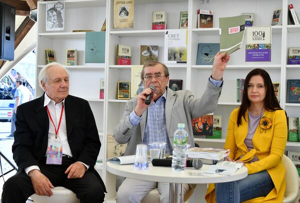 Главный редактор журнала Этажи Ирина Терра, главный редактор журнала Знамя Сергей Чупринин и президент Фонда социально-экономических и интеллектуальных программ Сергей Филатов во время круглого стола на тему: Что должно быть неизменно: прошлое и будущее литературно-художественных журналов Главный редактор журнала Этажи Ирина Терра, главный редактор журнала Знамя Сергей Чупринин и президент Фонда социально-экономических и интеллектуальных программ Сергей Филатов во время круглого стола на тему: Что должно быть неизменно: прошлое и будущее литературно-художественных журналов