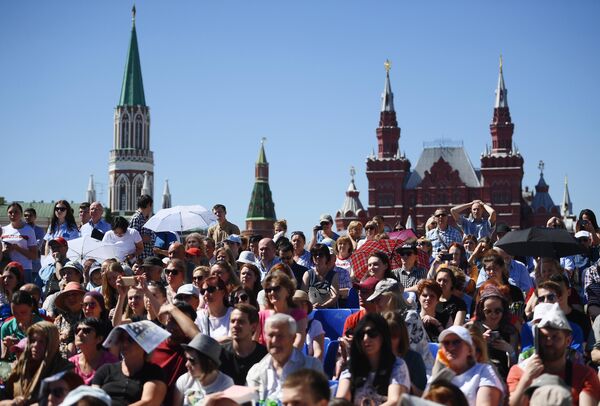 Посетители на ежегодном российском книжном фестивале на Красной площади Посетители на ежегодном российском книжном фестивале на Красной площади