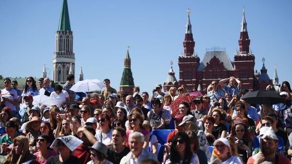 Посетители на ежегодном российском книжном фестивале на Красной площади Посетители на ежегодном российском книжном фестивале на Красной площади