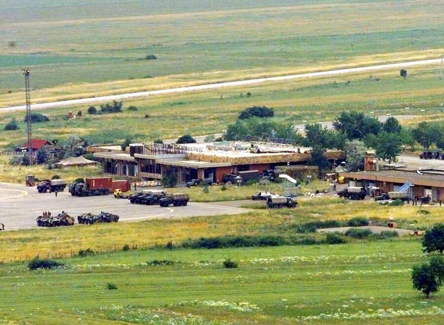 Российские военные занимают аэропорт Приштины Российские военные занимают аэропорт Приштины