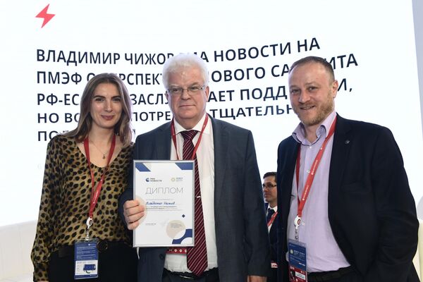 Чрезвычайный и полномочный посол, постоянный представитель РФ при Европейском союзе Владимир Чижов и заместитель главного редактора МИА Россия сегодня Дмитрий Горностаев на стенде МИА Россия сегодня Чрезвычайный и полномочный посол, постоянный представитель РФ при Европейском союзе Владимир Чижов и заместитель главного редактора МИА Россия сегодня Дмитрий Горностаев на стенде МИА Россия сегодня