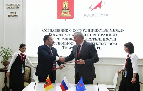 Губернатор Тверской области Игорь Руденя и генеральный директор Роскосмоса Дмитрий Рогозин во время подписания соглашения о сотрудничестве в области социально-экономического и инновационного развития Губернатор Тверской области Игорь Руденя и генеральный директор Роскосмоса Дмитрий Рогозин во время подписания соглашения о сотрудничестве в области социально-экономического и инновационного развития