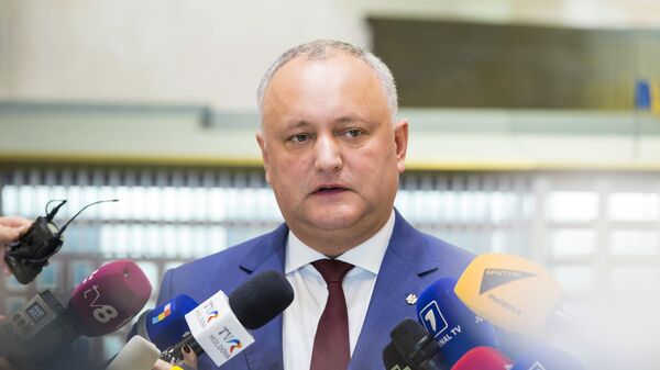 Президент Молдавии Игорь Додон общается с журналистами после заседания кабинета министров в парламенте Молдавии в Кишиневе Президент Молдавии Игорь Додон общается с журналистами после заседания кабинета министров в парламенте Молдавии в Кишиневе