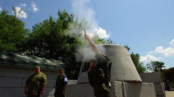 Военнослужащий ЛНР запускает сигнальную ракету белого цвета, означающую готовность ополченцев приступить к разведению сил и средств, на контрольно-пропускном пункте в районе Станицы Луганской Военнослужащий ЛНР запускает сигнальную ракету белого цвета, означающую готовность ополченцев приступить к разведению сил и средств, на контрольно-пропускном пункте в районе Станицы Луганской