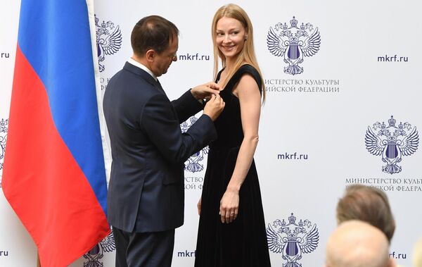 Министр культуры РФ Владимир Мединский и актриса, член Союза кинематографистов России Светлана Ходченкова, удостоенная звания Заслуженный артист Российской Федерации Министр культуры РФ Владимир Мединский и актриса, член Союза кинематографистов России Светлана Ходченкова, удостоенная звания Заслуженный артист Российской Федерации