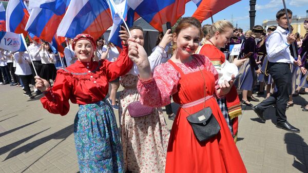 Девушки на праздновании Дня России в Челябинске