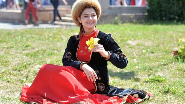 Девушка в национальном костюме на праздновании Дня России в Челябинске